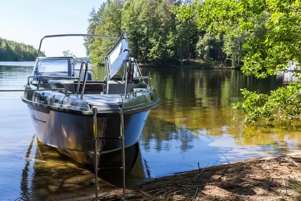 Frontansicht eines Yamarin Speedboots mit kleiner Leiter für den Ausstieg zum Ufer der Insel Kelvenne im See Päijänne
