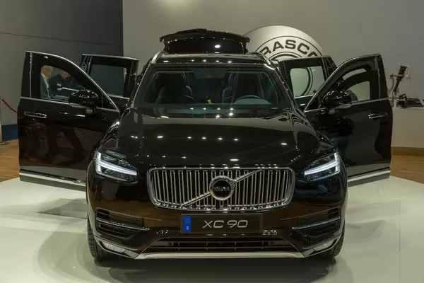 Frontansicht mit Kühlergrill: Volvo SUV XC90 Armored in Zusammenarbeit mit Trasco für kommerzieller Sonderschutzfahrzeuge