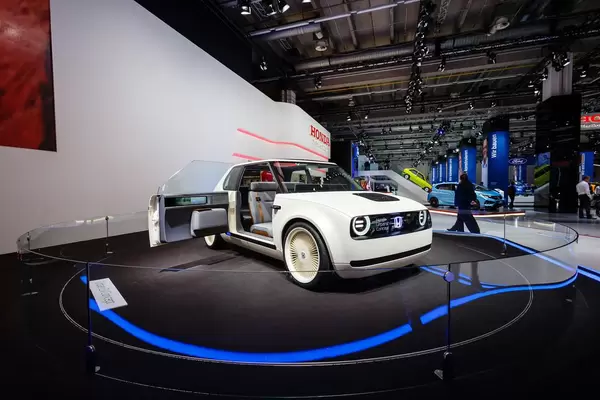 Frontansicht und Retro Interieur des Urban EV Conceptes von Honda