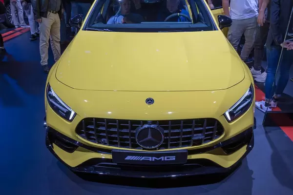 Fronthaube des AMG A 45s 4MATIC+ von Mercedes, mit Mercedesstern am Kühlergrill