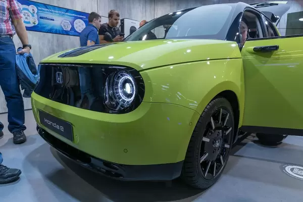 Fronthaube mit Ladebusche zum Schnelladen des Elektroautos