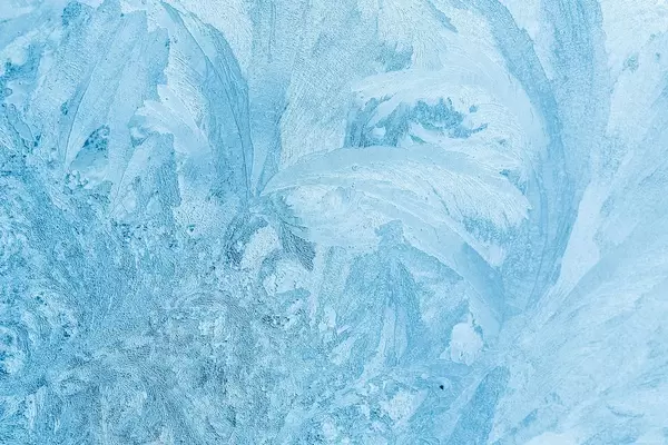 Frost auf glatter Fläche bildet kunstvolle Eismuster