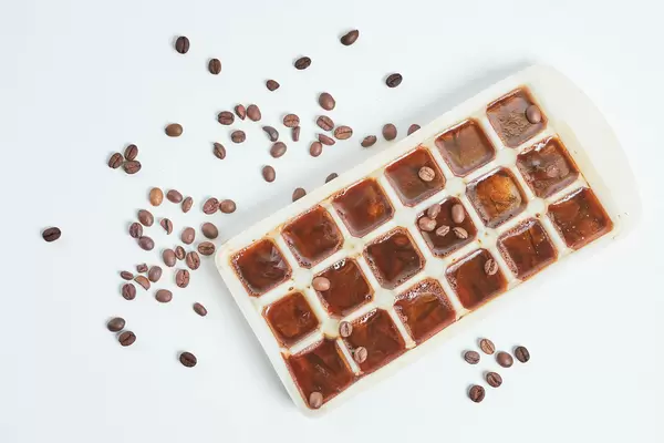 Frozen coffee cubes for preparing refreshing coffee drinks