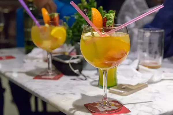 Fruchtcocktails mit Orange und Erdbeere