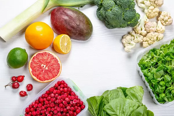 Früchte und Gemüse reich an Vitamin C mit freigelassenem Platz in der Mitte