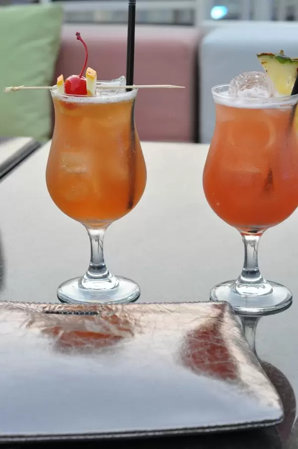 Früchtecocktails mit viel Eis auf dem Tisch