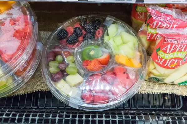 Früchtemischung in der Salatschüssel aus Plastik im Whole Foods Market