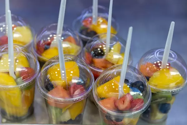 Früchtesalat in Früchtebecher to go zum Mitnehmen