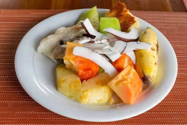 Früchtesalat mit Banana, Ananas, Kokosnuss und Papaya