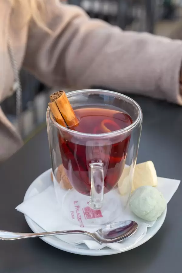 Früchtetee mit einer Stange Zimt