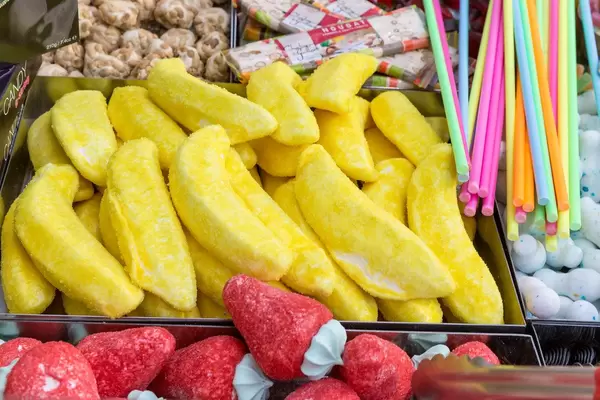 Fruchtgummi in Bananen und Erdbeerform