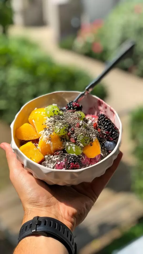 Fruchtsalat mit Trauben, Mango, Brombeeren, Blaubeeren und Chiasamen