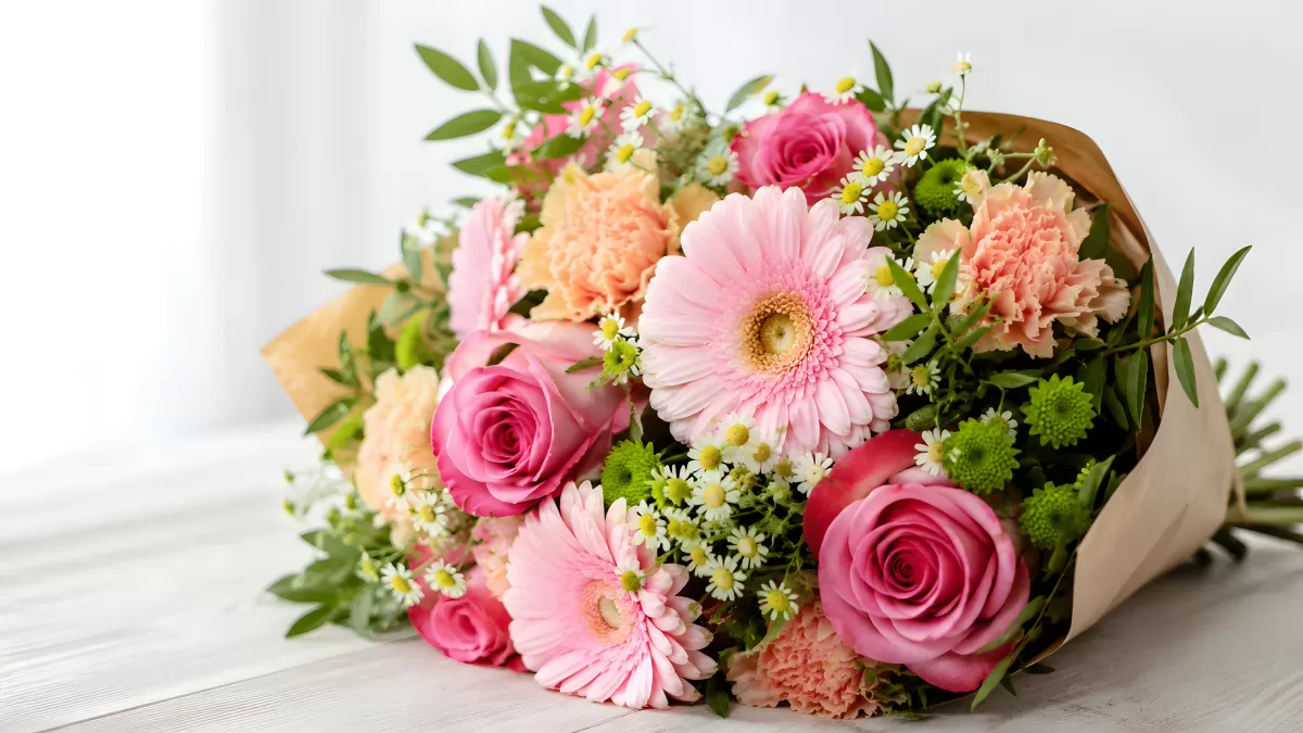 Frühlingsstrauß mit Rosen, Gerbera und Nelken