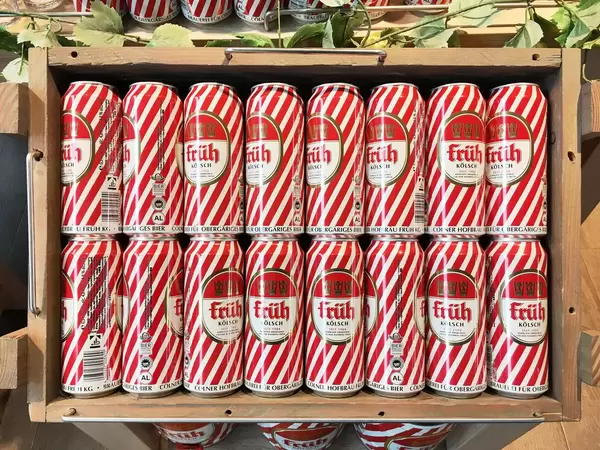 Früh Kölsch Dosen an Karneval