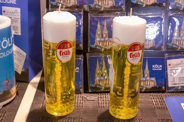 Früh Kölsch Gläser als Kerzen stehend vor Köln Souvenirs