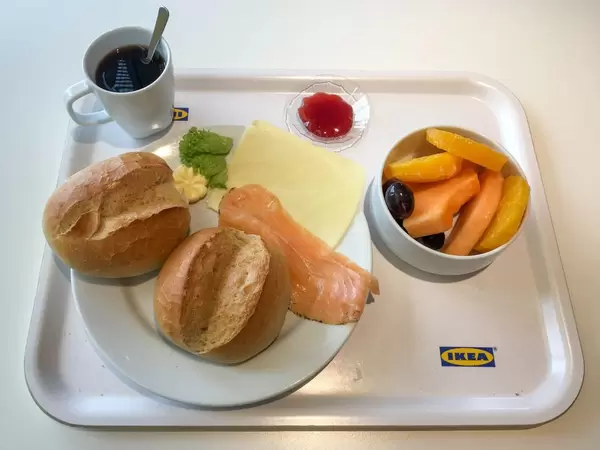 Frühstück bei IKEA: Brötchen, Lachs, Käse und Kaffee