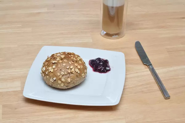 Frühstück: Brötchen, Marmelade und Kaffee