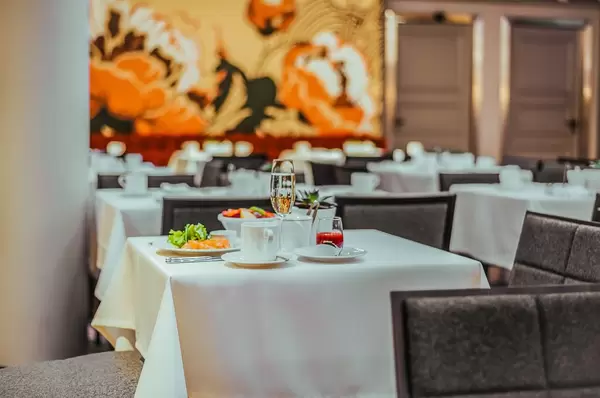 Frühstück im Speisesaal eines Hotels