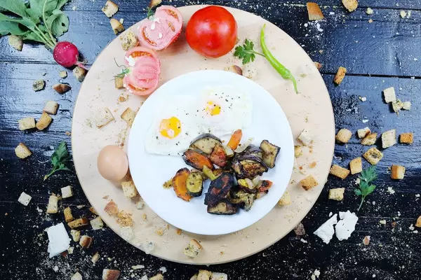 Frühstück mit Spiegelei und gegrilltem Gemüse