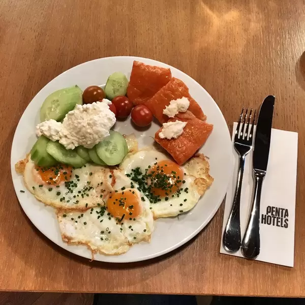 Frühstück: Spiegeleier mit Lachs