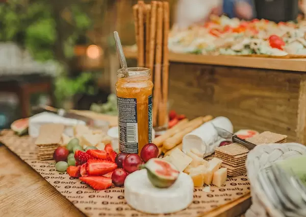 Frühstücks-Teller mit Käse, Erdbeeren und Kirschen