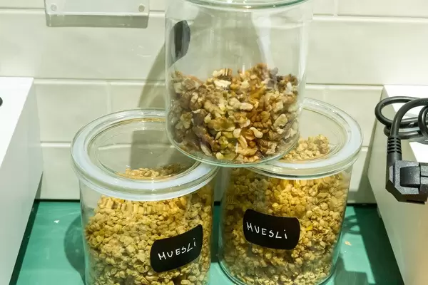 Frühstückscerealien in Gläsern: Müsli in Aufbewahrungsbehältern
