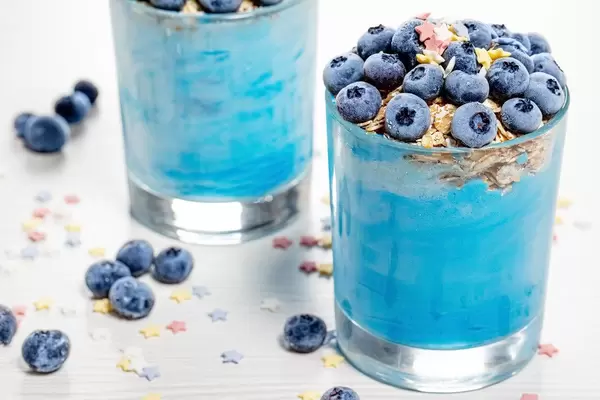 Frühstückskonzept mit Frucht Smoothie und frischen Heidelbeeren