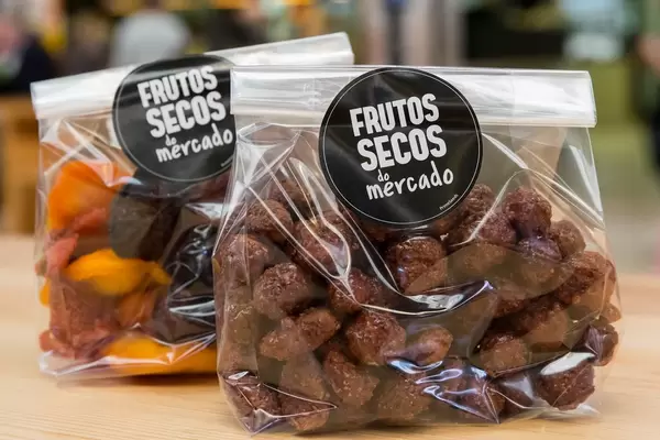 Frutos Secos de mercado: Schokoladenmandeln und getrocknete Früchte