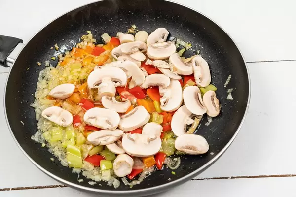 Frying fresh Onions Paprika and Mushrooms (Flip 2020)