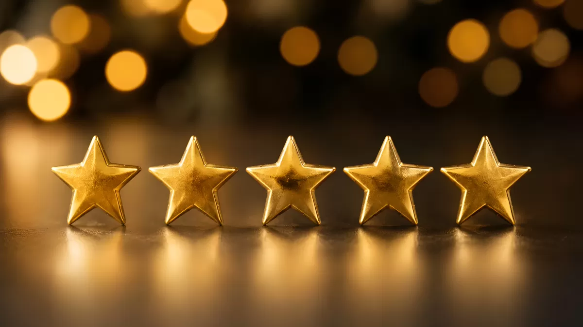 Fünf goldene Sterne auf glänzender Oberfläche