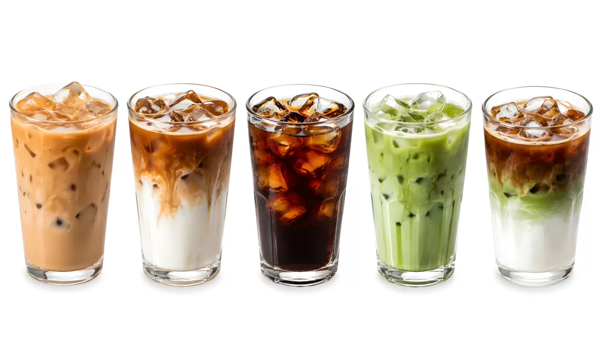 Fünf verschiedene Eiskaffee-Getränke in Gläsern
