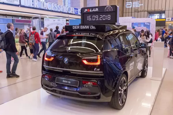 Führungsfahrzeug beim Berlin Marathon 2018. BMW i3s