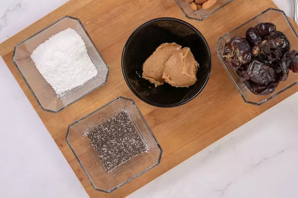 Fünf Zutaten für die Vorbereitung von Energy Balls, Aufnahme von oben