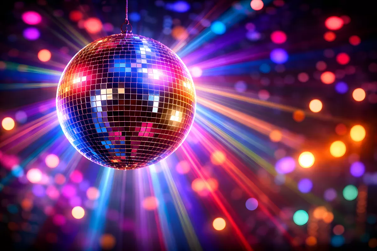 Funkelnde Discokugel in farbenfroher Umgebung