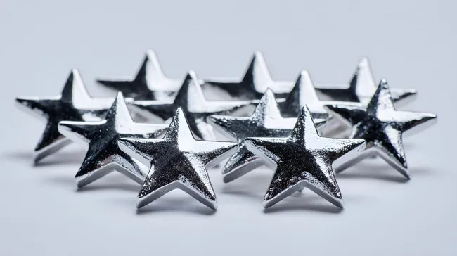 Funkelnde Silbersterne auf weißem Hintergrund