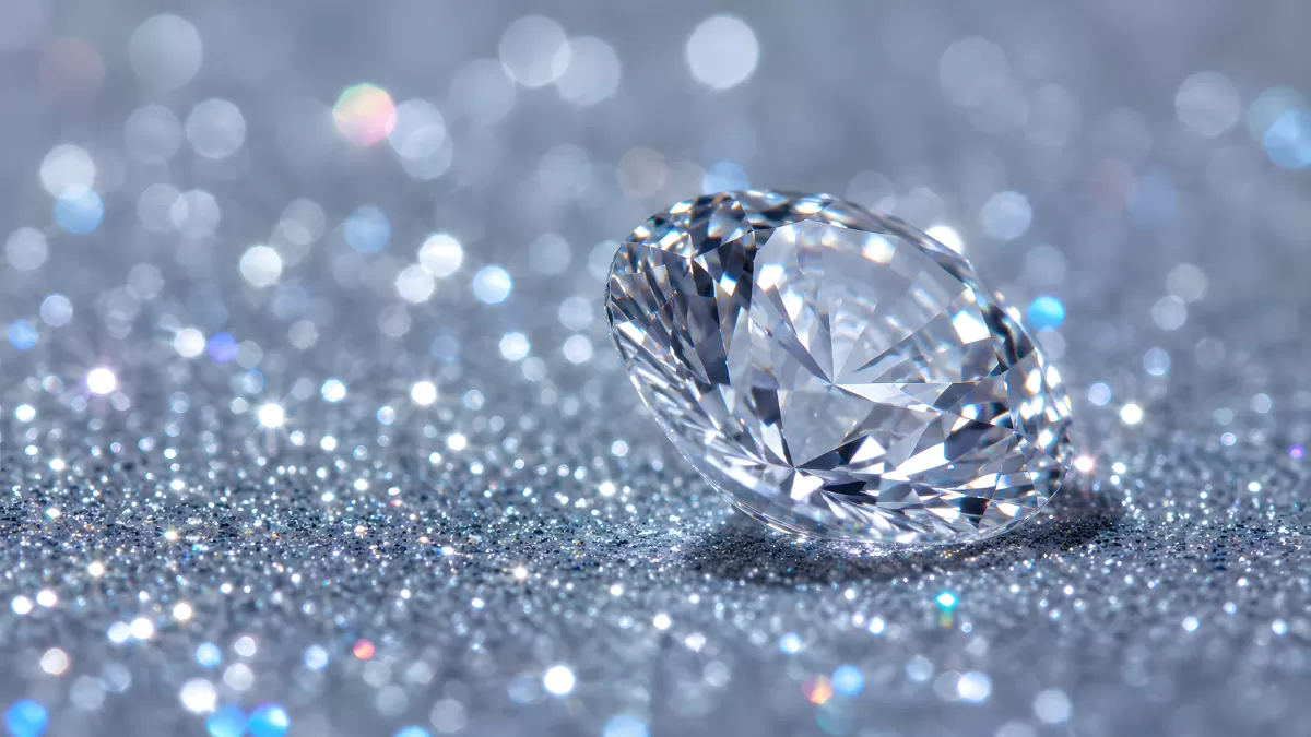 Funkelnder Brillant auf glitzerndem Silbergrund