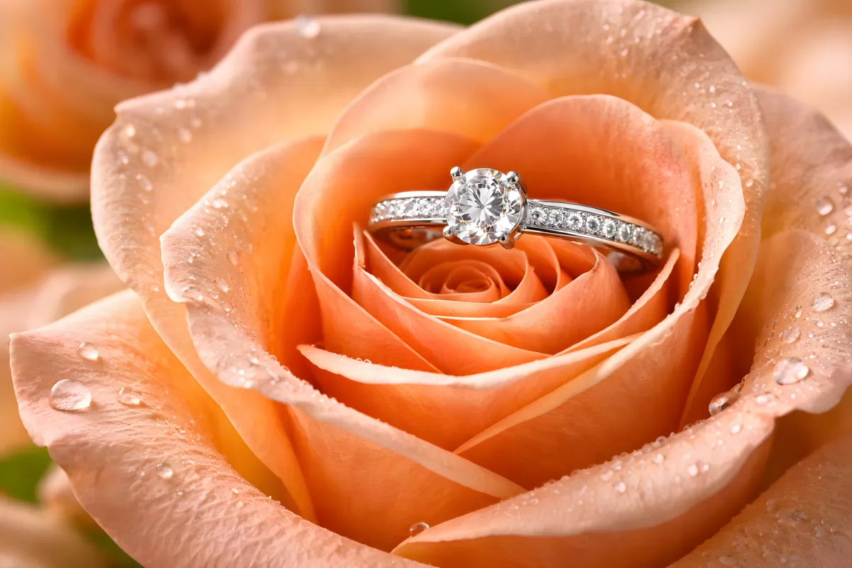 Funkelnder Verlobungsring in zarter Orangenrose