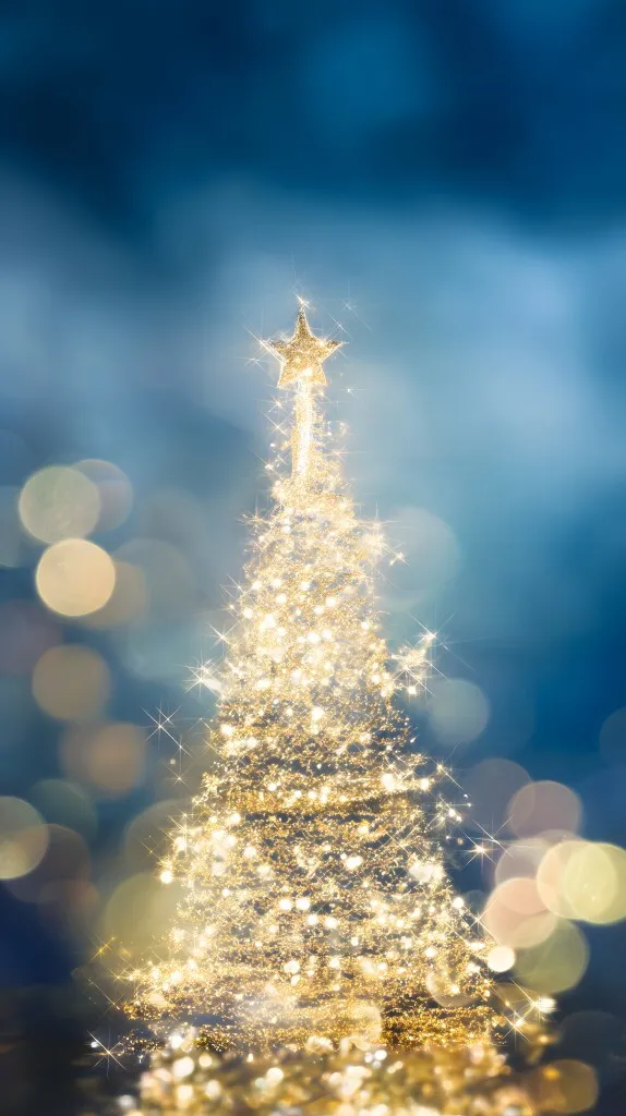Funkelnder Weihnachtsbaum im blauen Licht