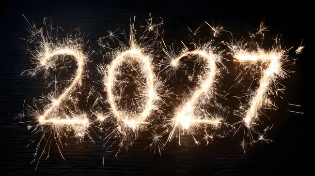 Funkelndes Neujahr 2027 in Dunkelheit