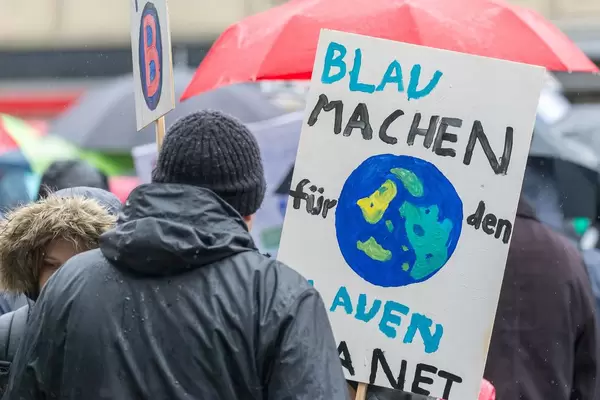 Für die Erde blau machen - Fridays For Future Demonstration in Köln