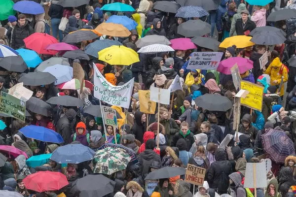 Für ihre Zukunft demonstrierende Jugendliche mit Schilden in Köln