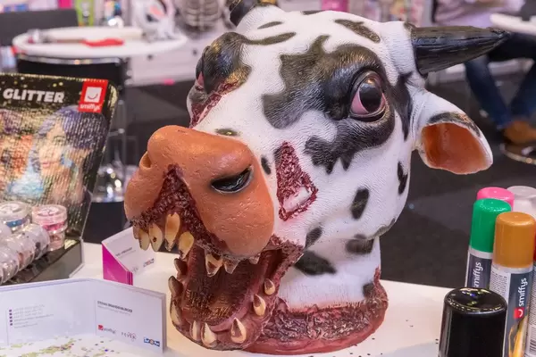Furchteinflössende Kuhmaske mit blutiger Schnauze