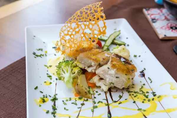 Fusionküche: wilder Croaker (Weißfisch) Filet auf dem Grill mit Salzflocken bei Q11 in Pollença