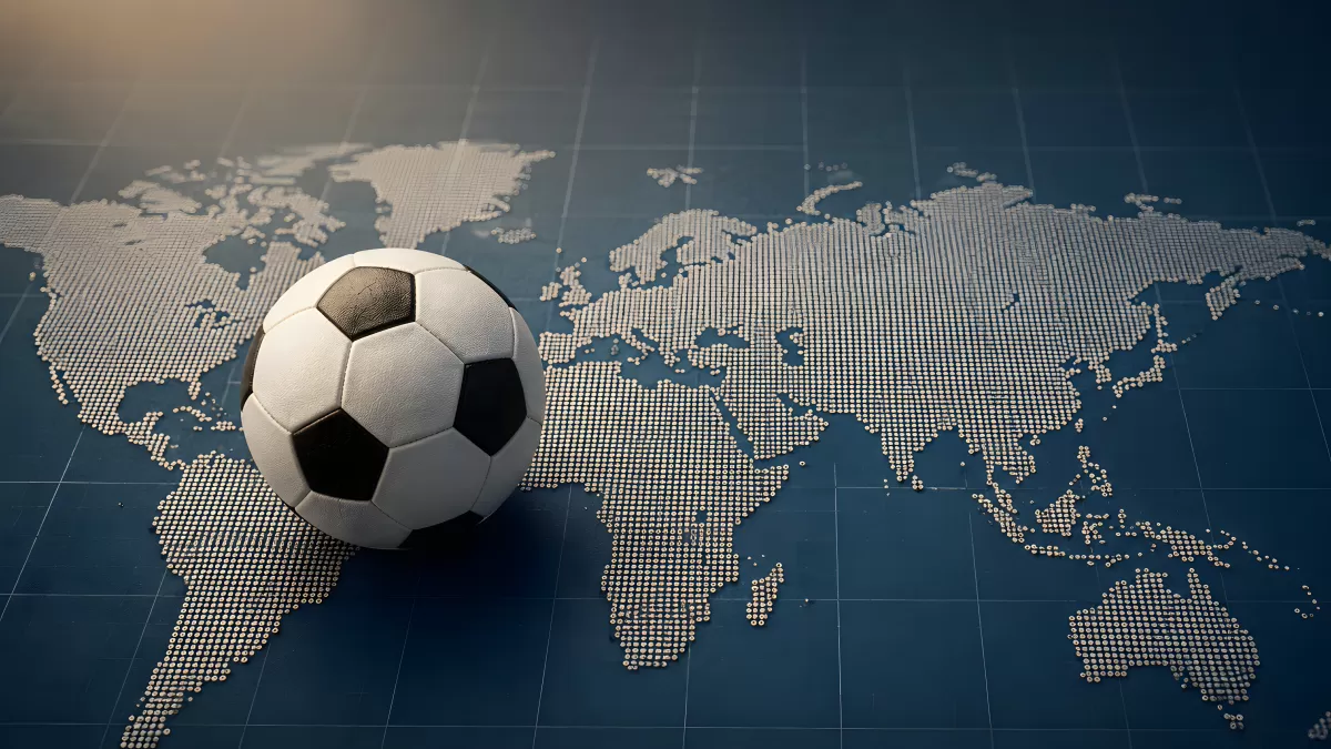 Fußball auf blauer Weltkarte aus Metallnieten