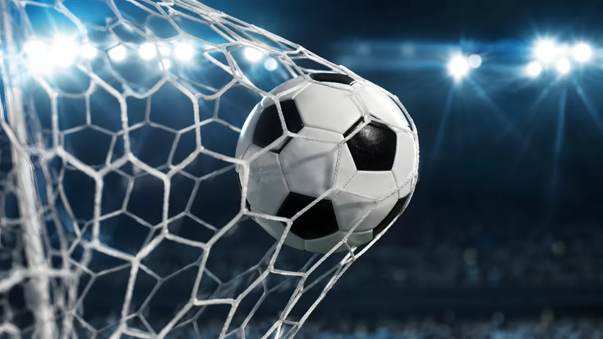 Fußball fliegt ins Tornetz unter Flutlicht im Stadion