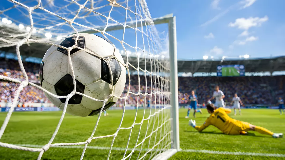 Fußball landet im Tor während Torwart abtaucht