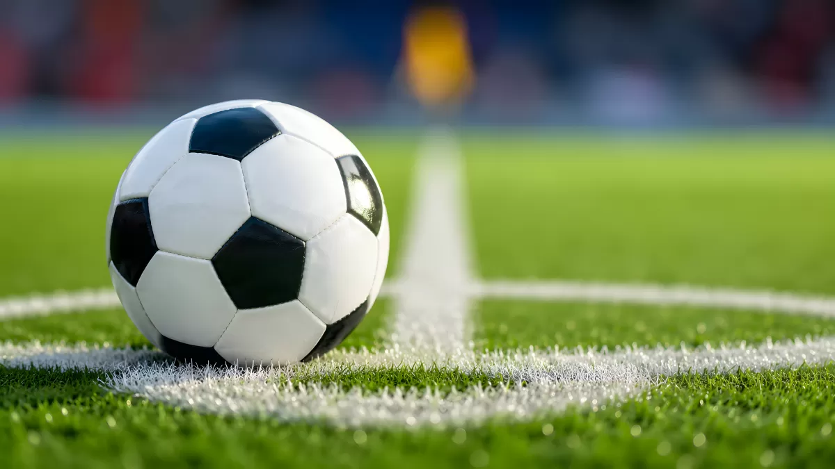 Fußball liegt auf dem Mittelkreis eines Stadions