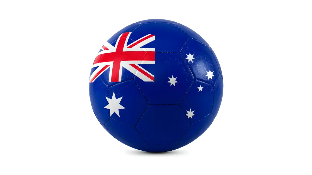 Fußball mit australischer Flagge auf weißem Hintergrund
