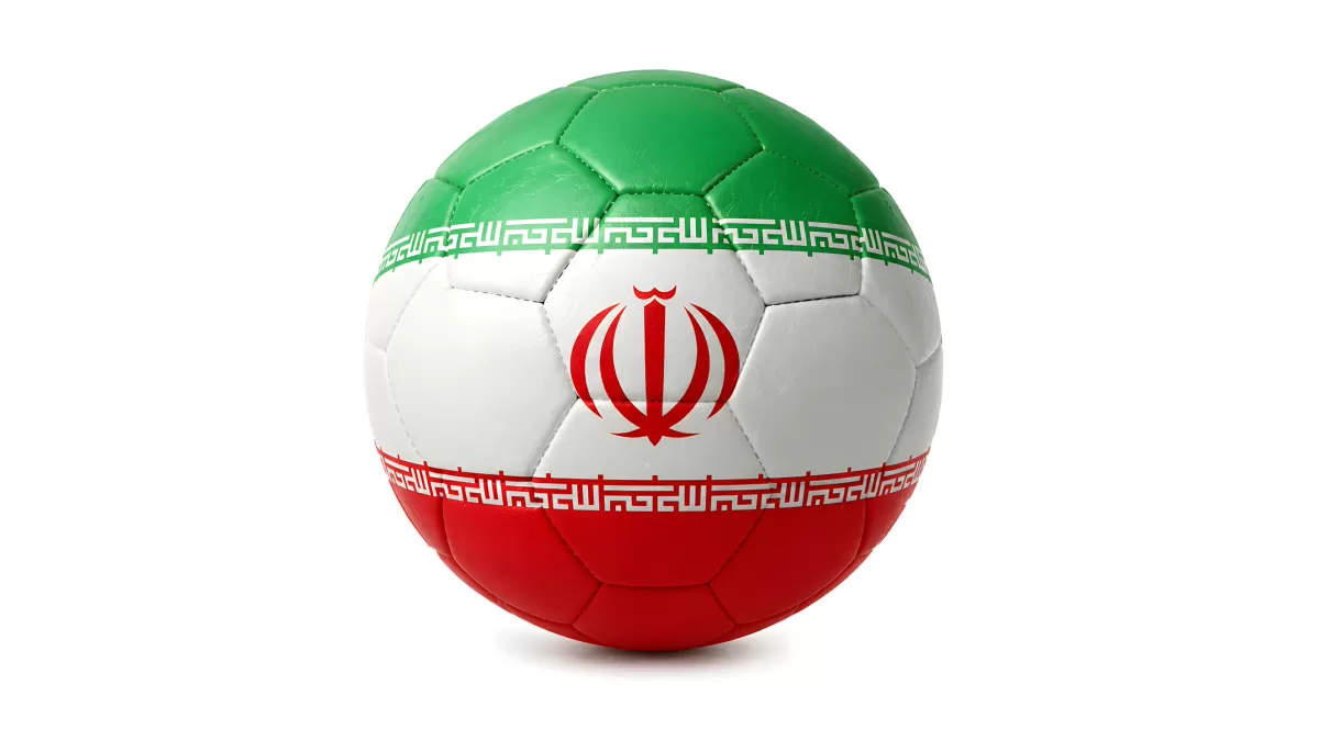 Fußball mit iranischer Flagge auf weißem Hintergrund