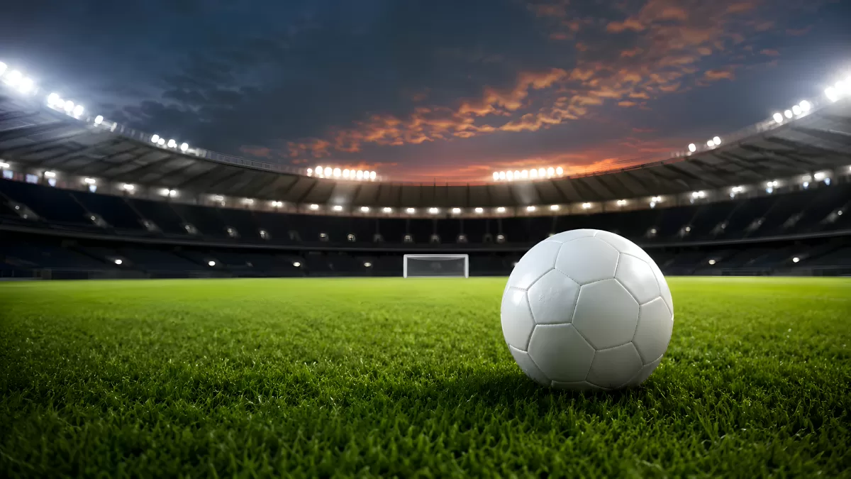 Fußballspiel auf beleuchtetem grünem Rasen
